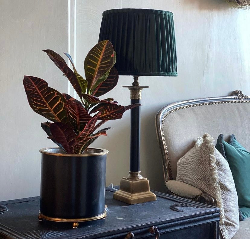 Kruka på tassar, svart